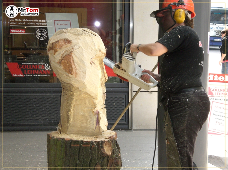 LIVE-Carving-Act: Holzbildhauerin in Aktion